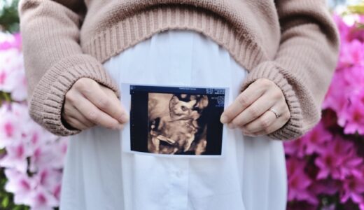 胎児がダウン症だと妊娠中に予兆がある？検査でわかる特徴やダウン症になる原因を解説